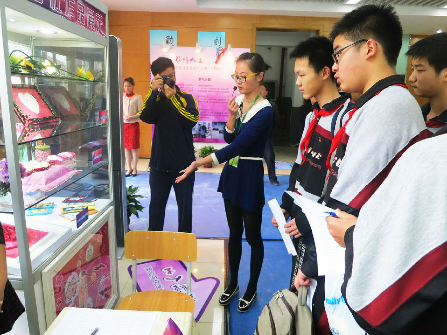 学生志愿者为体验者讲解