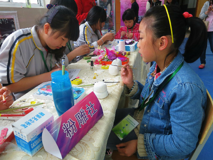 小朋友体验粉雕制作